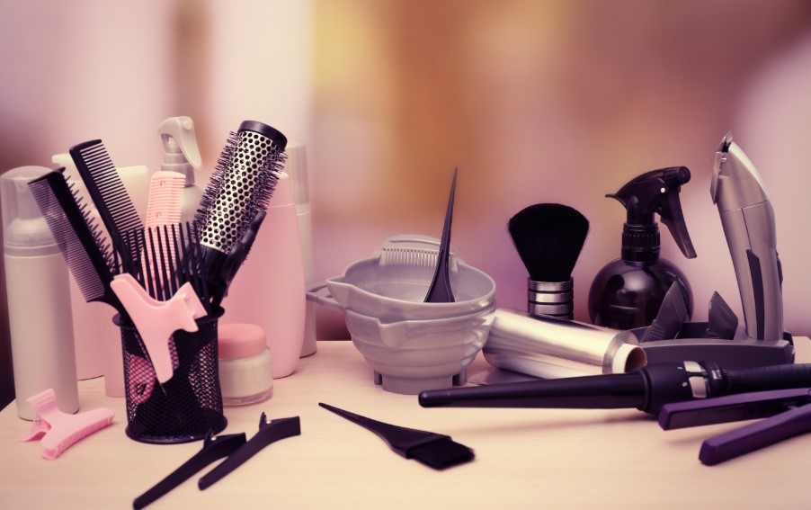 استخدام آرایشگر زنانه در سالن زیبایی